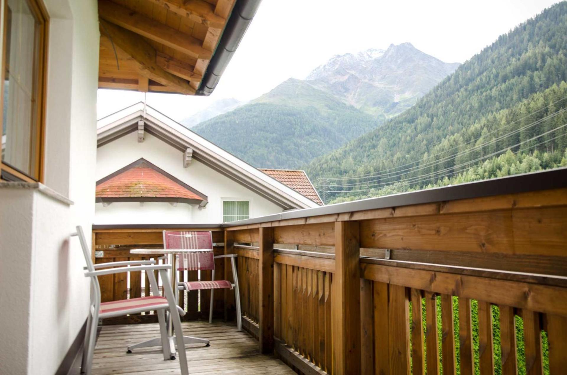 Haus Alpin Apartments Pettneu am Arlberg Buitenkant foto
